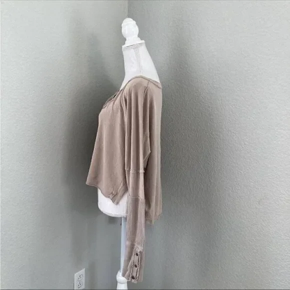 We The Free Womens Beige Long Sleeve V-Neck Tee Oversize Crop Top Small - Picture 2 of 7